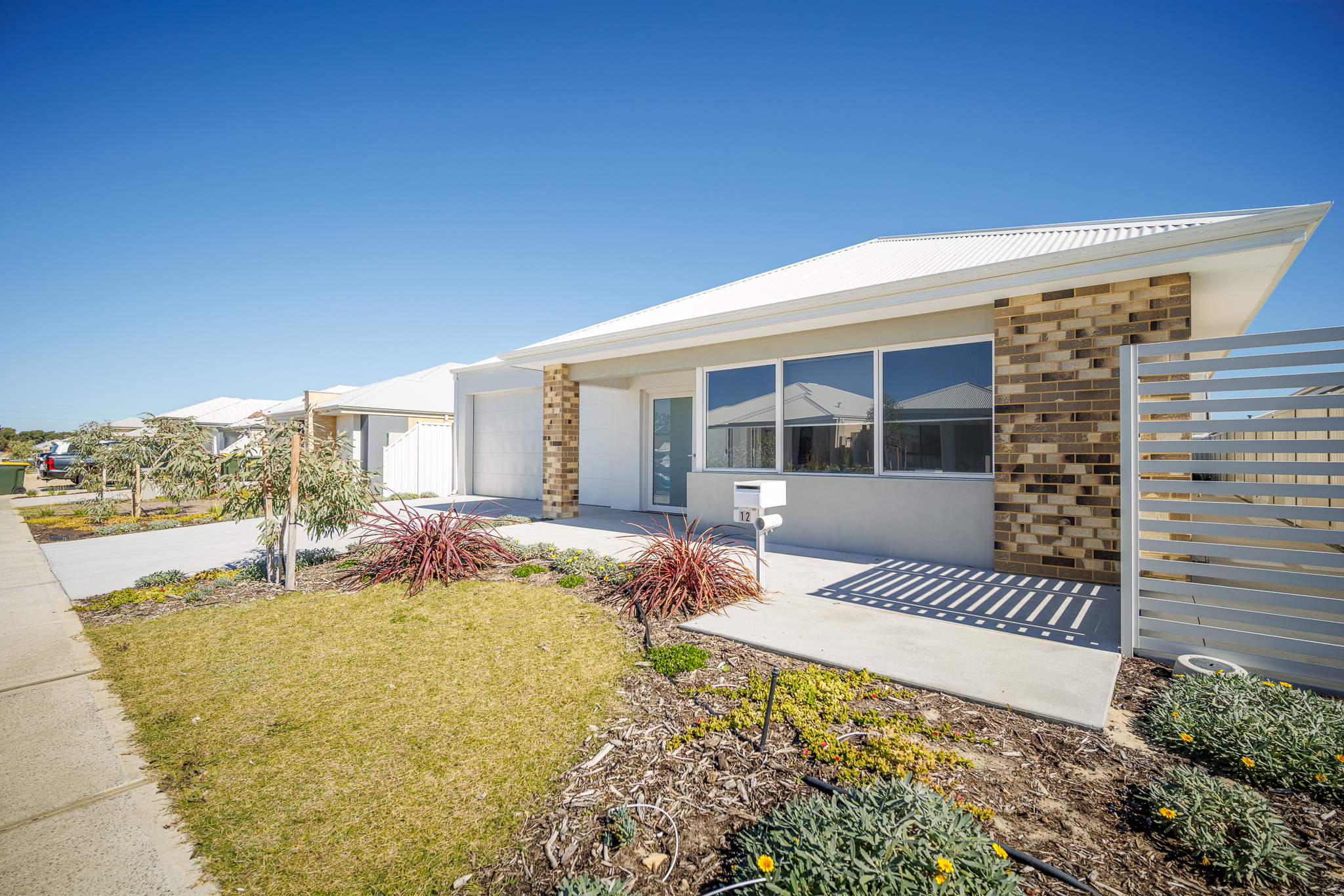 Modern suburban 4 bed 4 bathroom SIL house north of the river